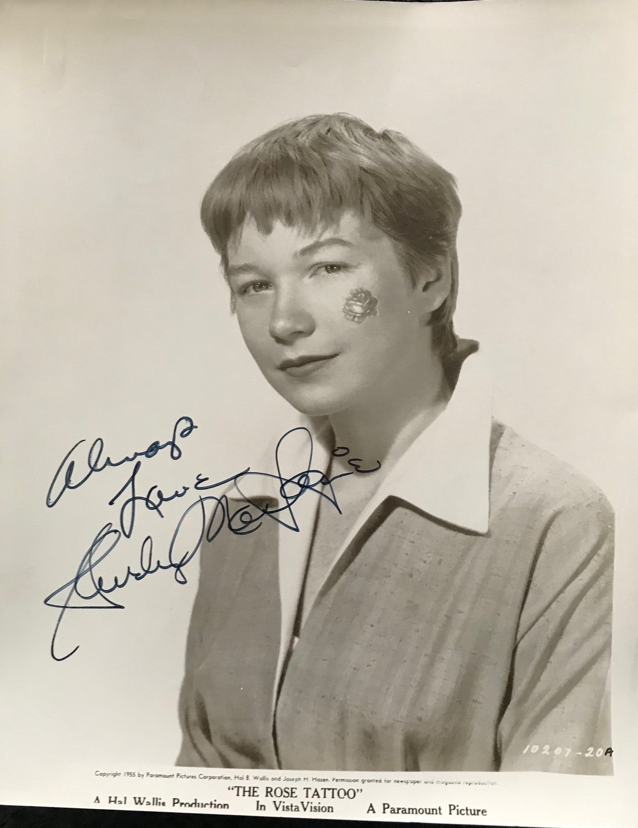 SHIRLEY MACLAINE  - AUTOGRAPHED 10 x 8 PUBLICITY PHOTOGRAPH