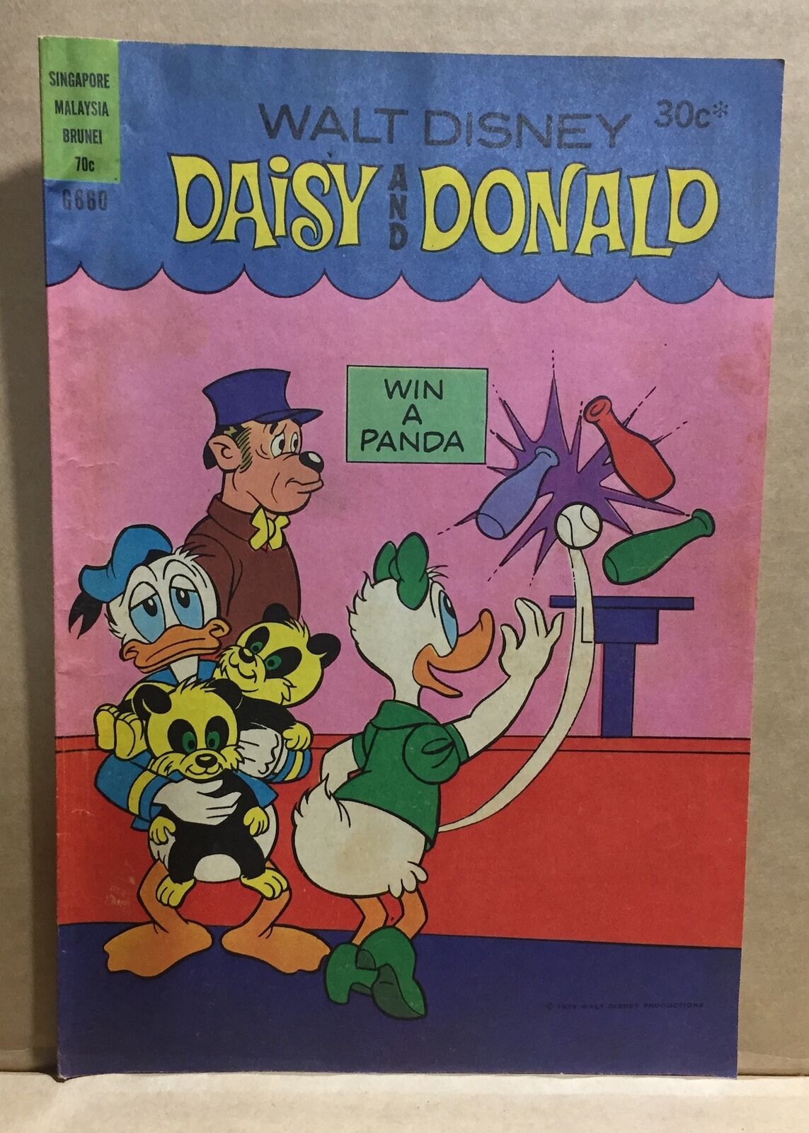 WALT DISNEY COMIC BOOK - DAISY AND DONALD G660  australian