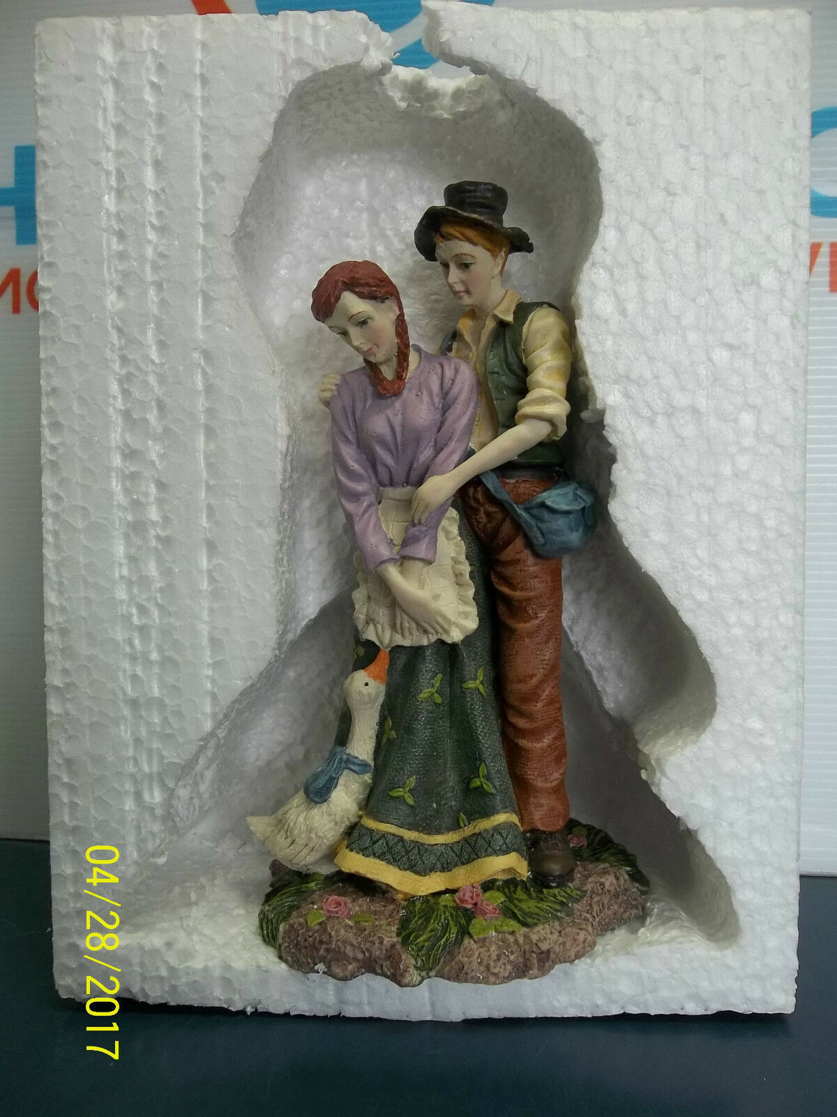 THE LOVELY COUPLE RESIN STATUE FIGURINE AS NEW