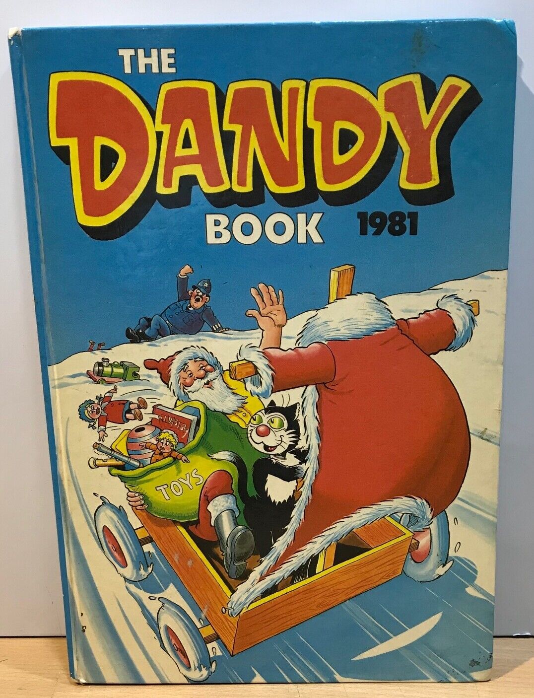 HARDCOVER COMIC BOOK - DANDY BOOK 1981