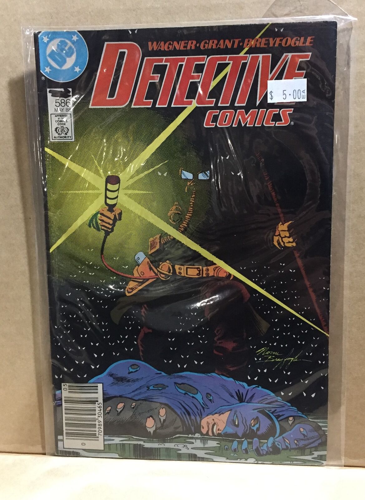 COMIC BOOK - DC DETECTIVE COMICS 586