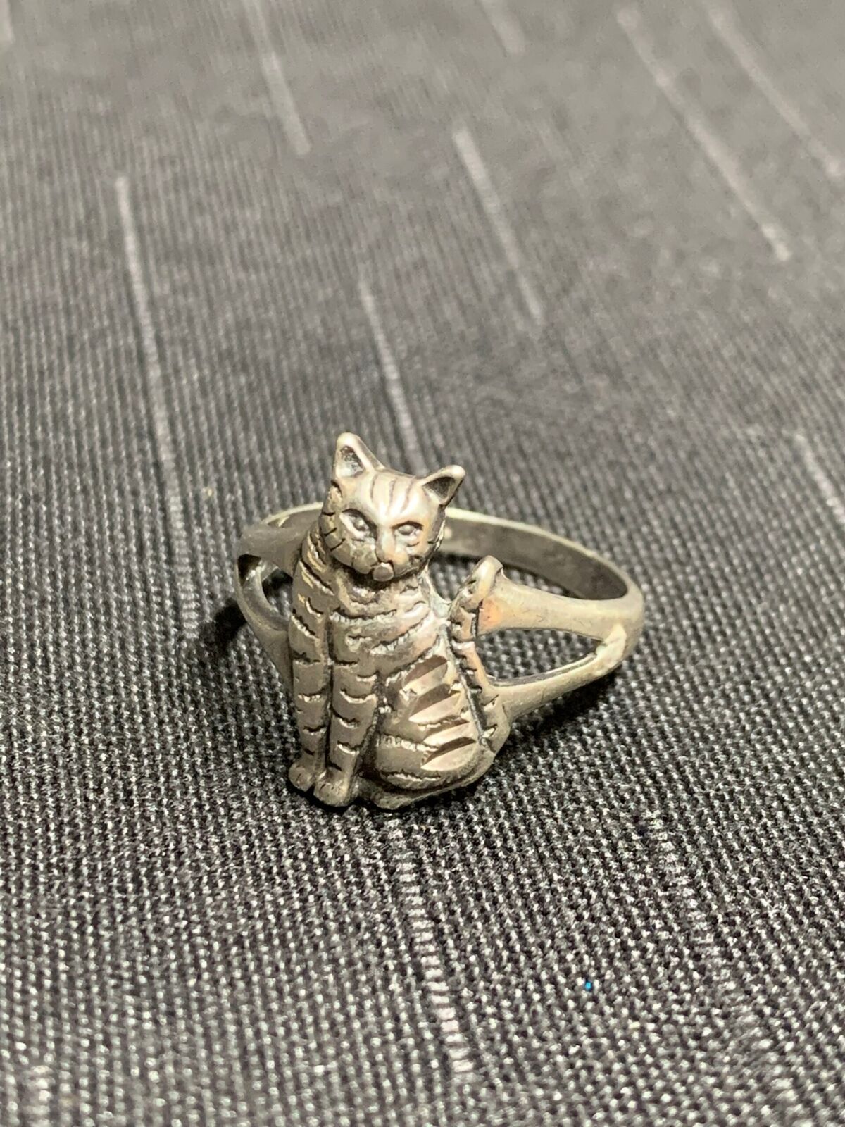 UNISEX SILVER RING - CAT RING - CAT SITTING SETTING