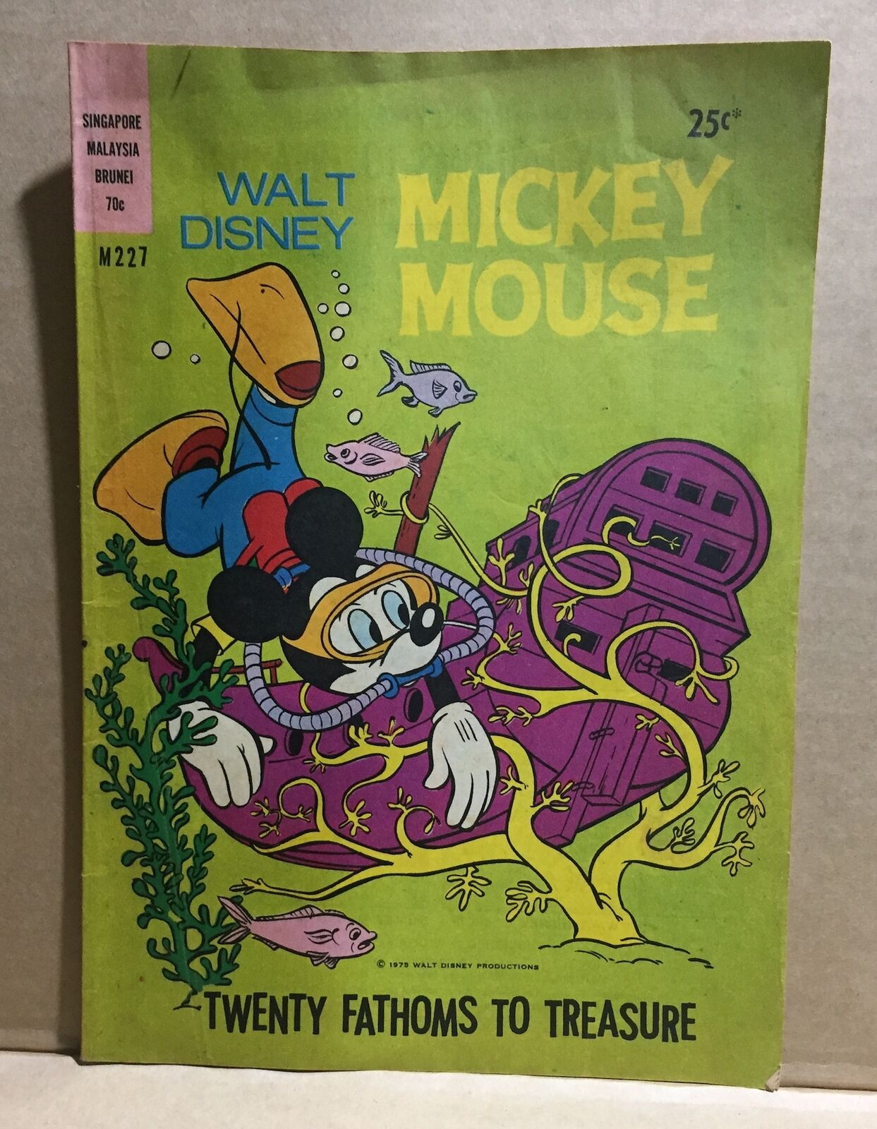 WALT DISNEY COMIC BOOK - MICKEY MOUSE M227  australian